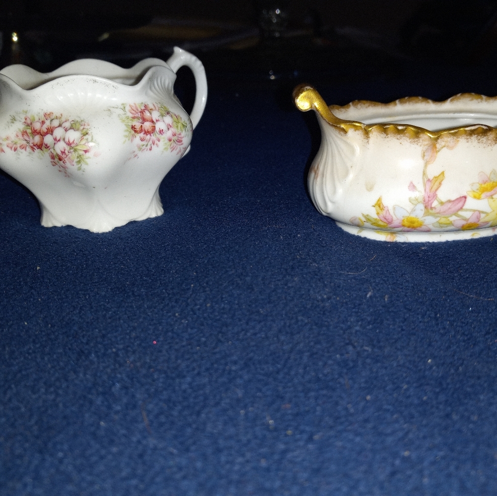 Cream and sugar with vintage style.